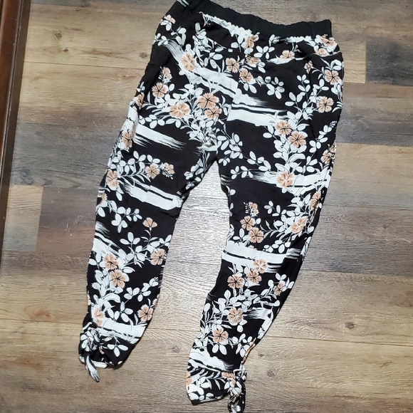 Elevenses Black and White Floral Cropped Pants - Picture 9 of 10